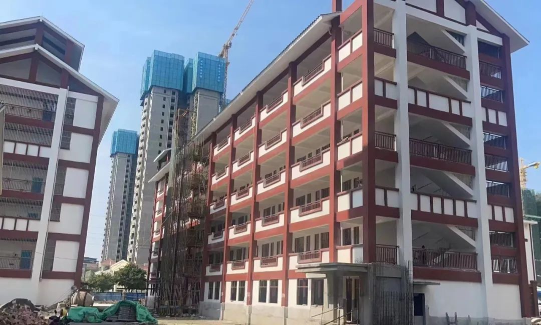 2建設(shè)中的龍景二中宿舍樓 2建設(shè)中的龍景二中宿舍樓